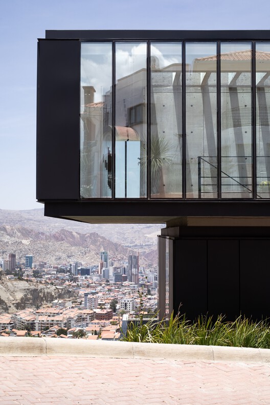 Mirador House / Sommet - Экстерьерная фотография, Окна, Фасад, Перила