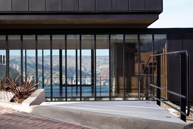 Mirador House / Sommet - Интерьерная фотография, Забор, Фасад, Окна, Перила, Колонна