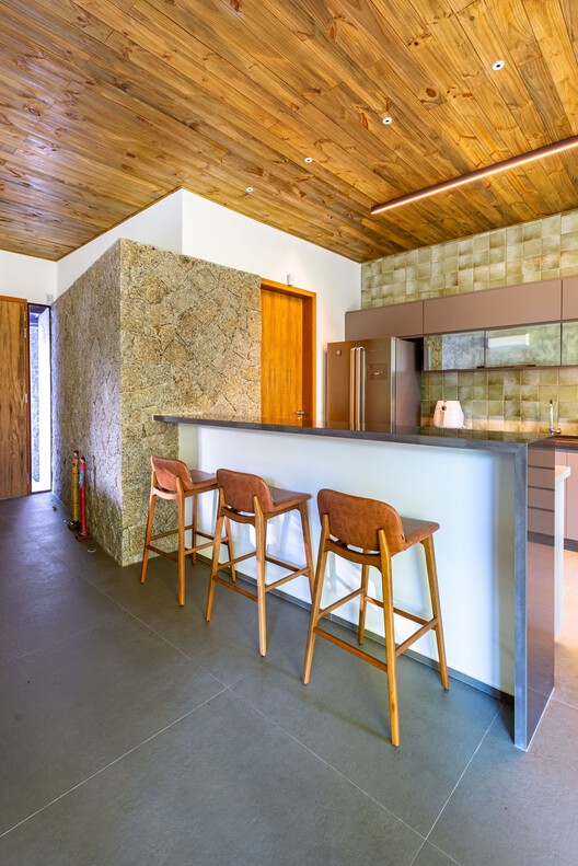 PO House / Dall'Ovo Magalhães Arquitetura - Интерьерная фотография, стул, балка