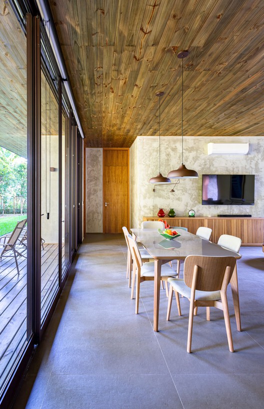 PO House / Dall'Ovo Magalhães Arquitetura - Интерьерная фотография, Столовая, Стол, Стул, Балка, Окна