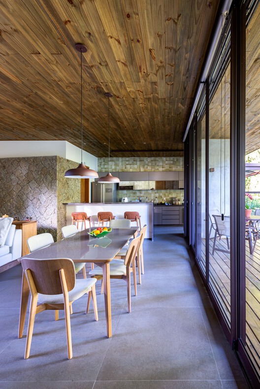 PO House / Dall'Ovo Magalhães Arquitetura - Интерьерная фотография, Столовая, Стол, Стул, Балка