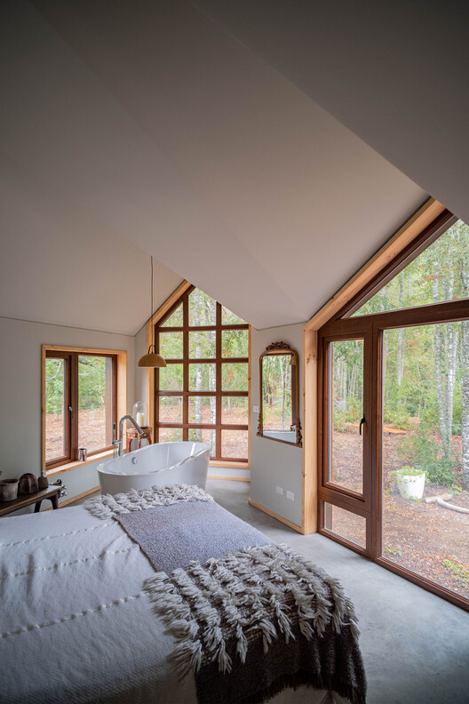 Hachi Cabin / Medio Arquitectura - Интерьерная фотография, Окна, Балка, Колонна