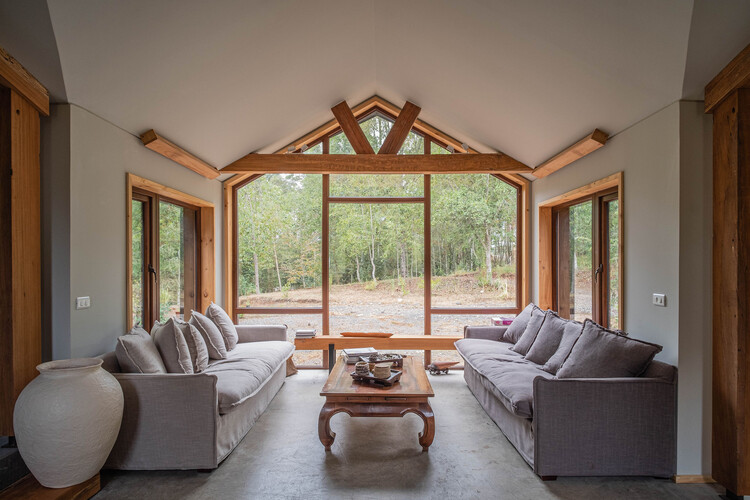Hachi Cabin / Medio Arquitectura - Интерьерная фотография, Гостиная, Диван, Окна, Балка