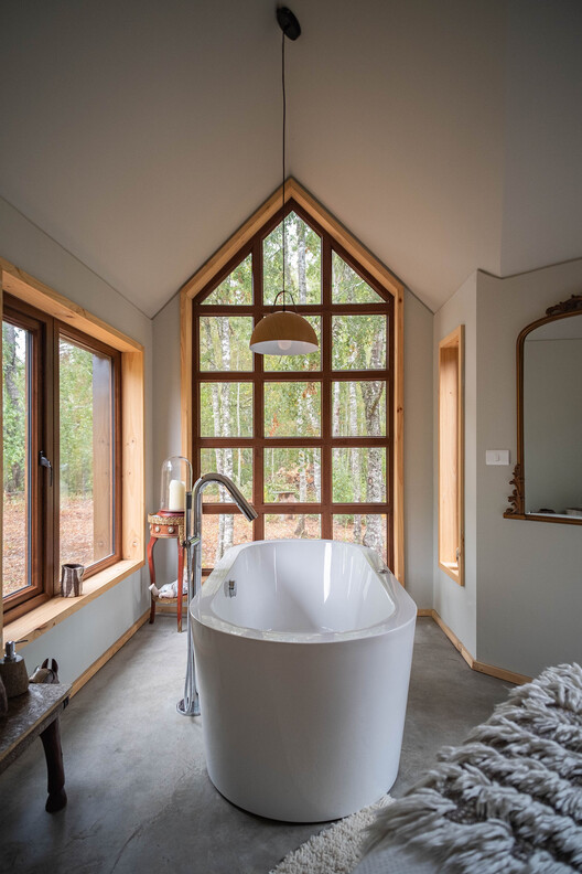 Hachi Cabin / Medio Arquitectura - Интерьерная фотография, Ванная, Ванна, Окна, Дерево, Освещение, Спальня, Балка