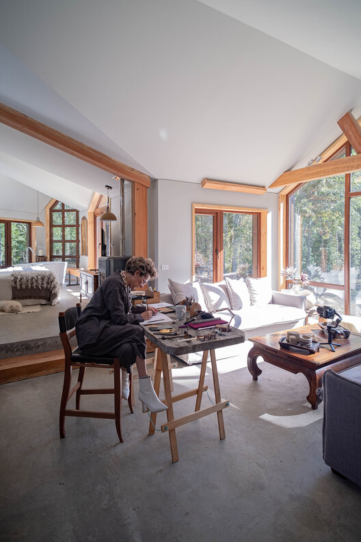 Hachi Cabin / Medio Arquitectura - Интерьерная фотография, стол, стул, балка
