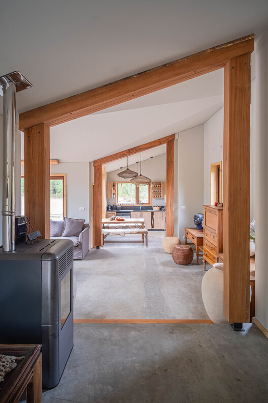 Hachi Cabin / Medio Arquitectura - Интерьерная фотография, Балка, Стул, Окна, Колонна
