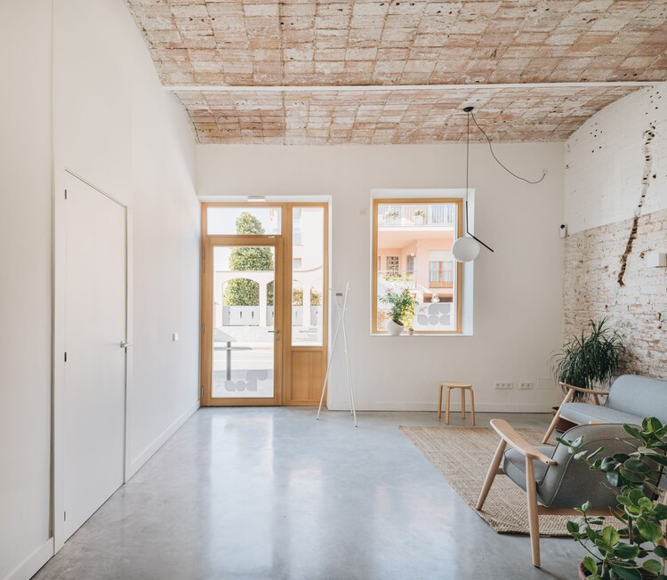 Офисная студия / UNDOS Arquitectura - Интерьерная фотография, Дверь, Окна, Балка