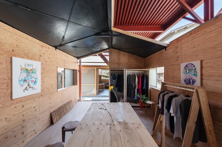 House for Gonda / Office for Environment Architecture - Интерьерная фотография, шкаф, стол, стул, балка, окна