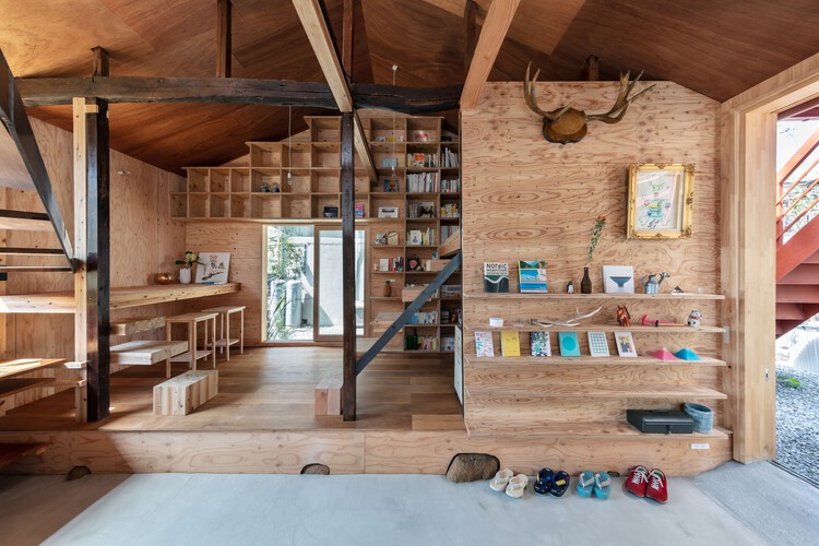 House for Gonda / Office for Environment Architecture - Интерьерная фотография, Балка, Стеллажи, Окна