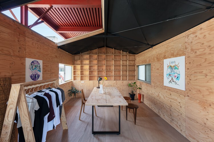 House for Gonda / Office for Environment Architecture - Интерьерная фотография, стол, стул, балка