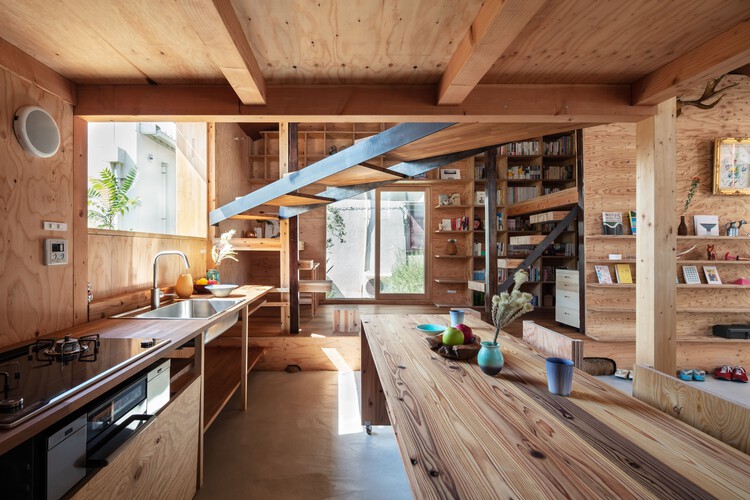 House for Gonda / Office for Environment Architecture - Интерьерная фотография, кухня, раковина, балка, столешница