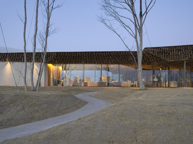 Штаб-квартира спа-салона Snowpeak Field Suite / Kengo Kuma & Associates - внешняя фотография, колонка