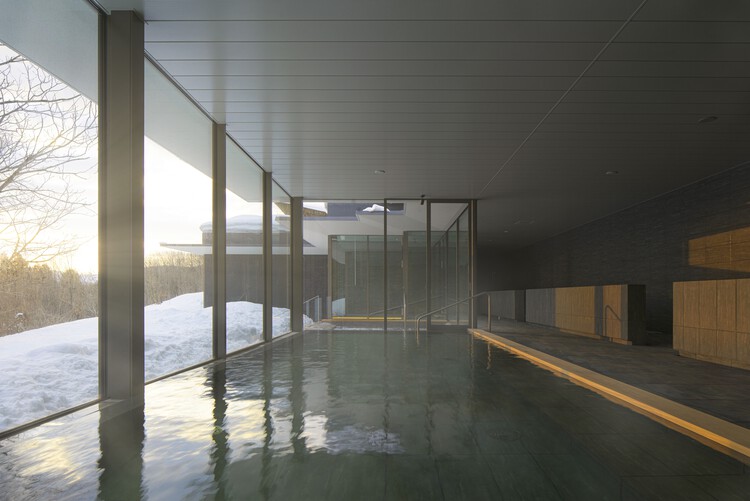 Штаб-квартира спа-салона Snowpeak Field Suite / Kengo Kuma & Associates - внутренняя фотография, фасад, стекло, окна