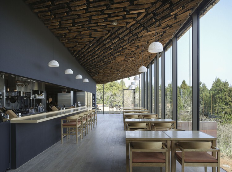 Штаб-квартира спа-салона Snowpeak Field Suite / Kengo Kuma & Associates - Интерьерная фотография, кухня
