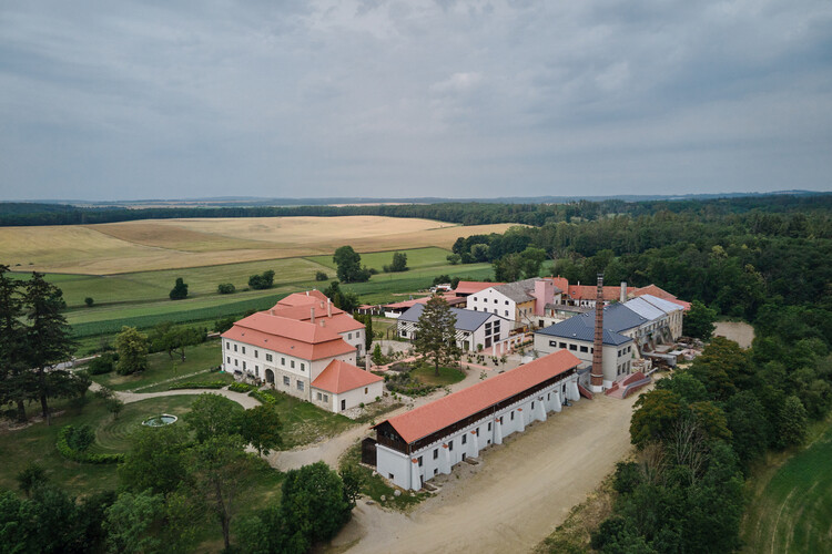 Kocanda Kravsko II Hotel and Event Space / ORA - Экстерьерная фотография, Окна