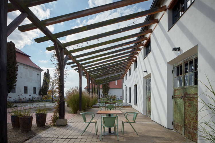 Kocanda Kravsko II Hotel and Event Space / ORA - Наружная фотография, Стол, Окна, Балка, Стул, Патио, Двор