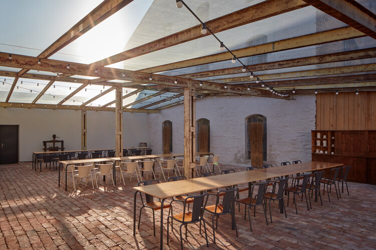 Kocanda Kravsko II Hotel and Event Space / ORA - Интерьерная фотография, Столовая, Стол, Стул, Балка, Окна