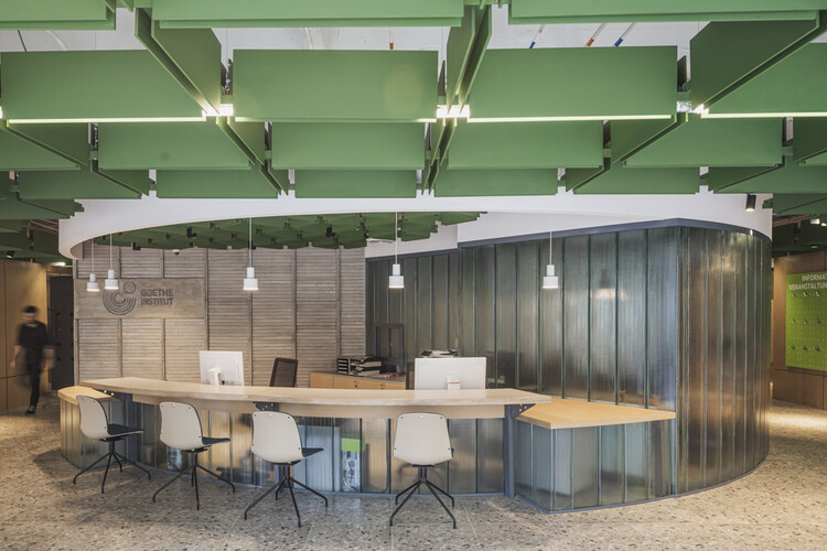 Renovación Goethe-Institut / Yemail Arquitectura - Интерьерная фотография, стол, стул, балка