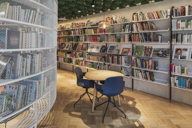 Renovación Goethe-Institut / Yemail Arquitectura - Интерьерная фотография, Гардероб, Стеллажи, Стол, Стул