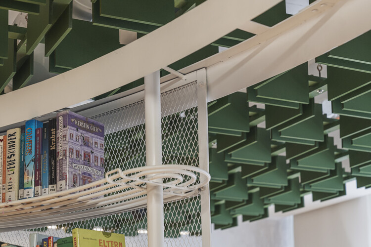 Renovación Goethe-Institut / Yemail Arquitectura - Интерьерная фотография, Полки, Балка, Перила