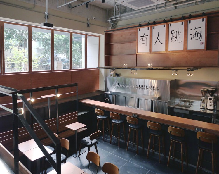 Пивной бар Drink 'n' Jump Draft / Ao.ArchLab - Интерьерная фотография, Кухня, Стол, Окна, Стул