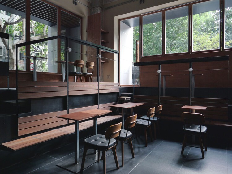 Пивной бар Drink 'n' Jump Draft / Ao.ArchLab - Интерьерная фотография, Стол, Окна, Балка