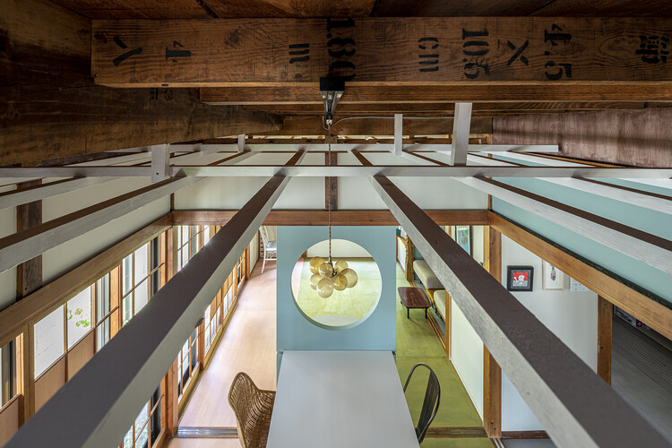 Дом в MITATE / Lenz Architects - Интерьерная фотография, Стол, Балка, Стул, Окна