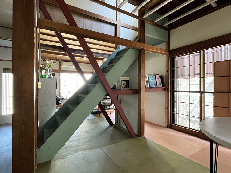 Дом в MITATE / Lenz Architects - Интерьерная фотография, Окна, Балка, Перила