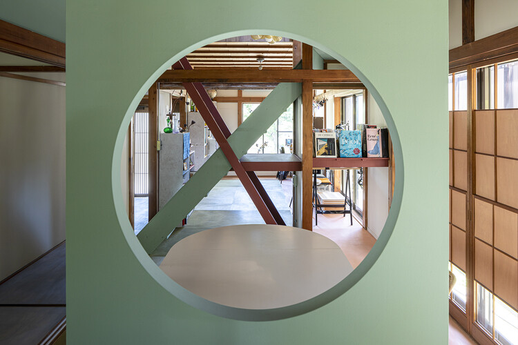 Дом в MITATE / Lenz Architects - Интерьерная фотография, Стул, Окна, Стол, Арка, Перила