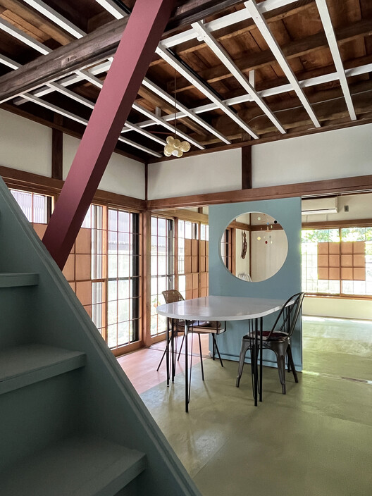 Дом в MITATE / Lenz Architects - Интерьерная фотография, Стол, Стул, Балка, Окна