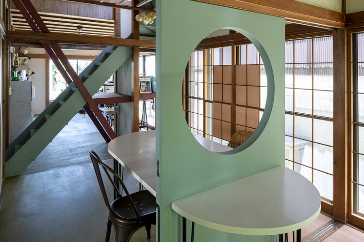 Дом в MITATE / Lenz Architects - Интерьерная фотография, Лестница, Стол, Стул, Окна