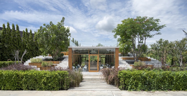 Кафе Pomelo Amphawa / Looklen Architects - Экстерьерная фотография, сад
