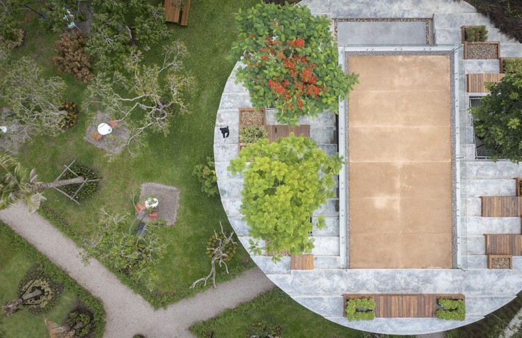 Кафе Pomelo Amphawa / Looklen Architects - Экстерьерная фотография, сад