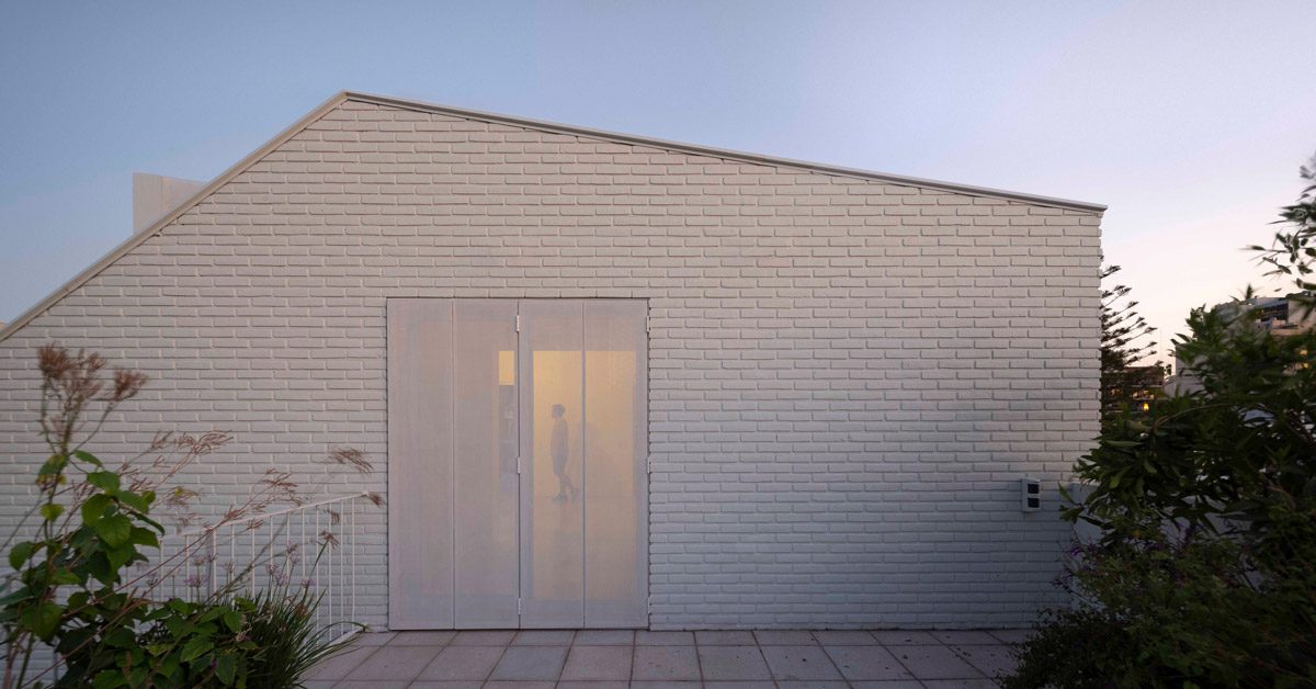 BHY Arquitectos обустраивает несколько дворов в белом аргентинском доме
