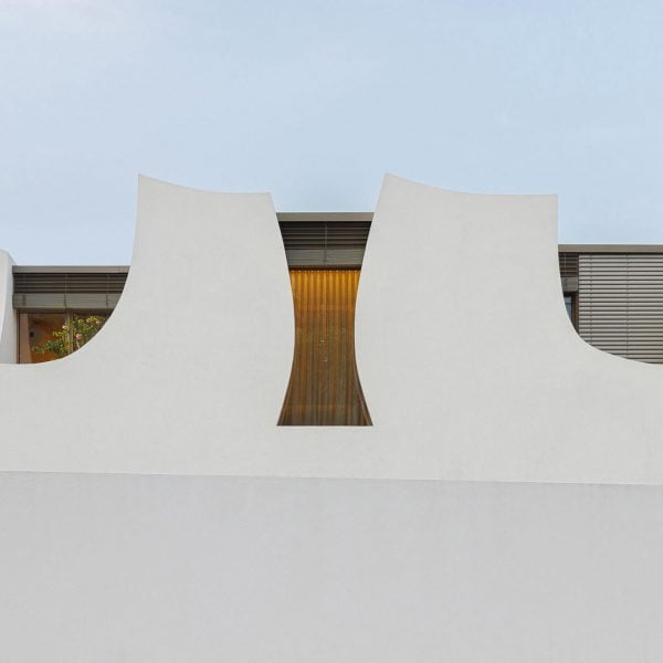 Casa Pátios de Pétalas украшен стенами в виде цветочных лепестков.