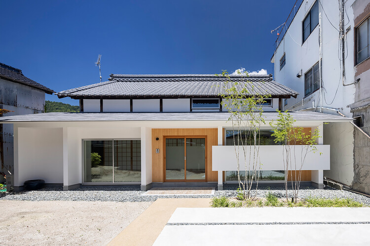 Дом в Кавадзири / Daisaku Hanamoto Architect & Associates - Экстерьерная фотография, окна, дверь