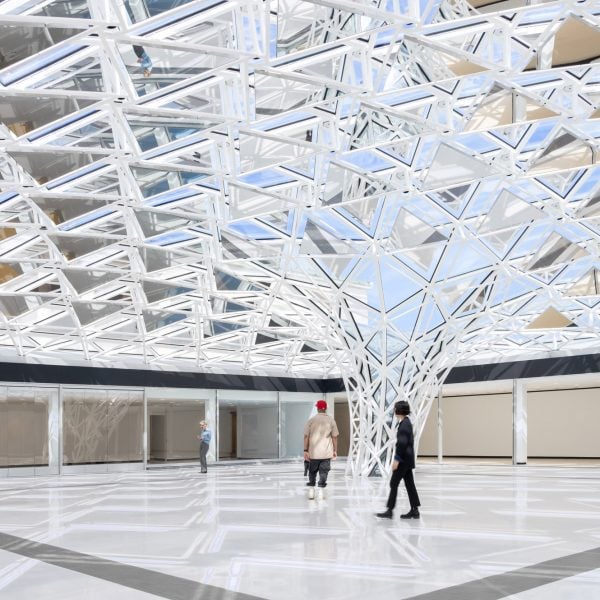 Двор музея Studio Other Spaces в «сени из стекла и зеркал»