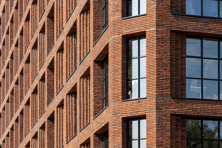 One Silk Street / Mecanoo - Фото экстерьера, Окна, Кирпич, Фасад