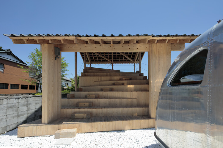 Контакты Nikki - Кафе / Takanori Ineyama Architects - Внешняя фотография, Лестницы, Фасад, Колонна, Балка