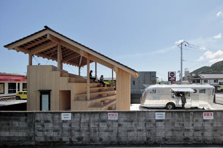 Контакты Nikki - Café / Takanori Ineyama Architects - Экстерьерная фотография, окна, балка
