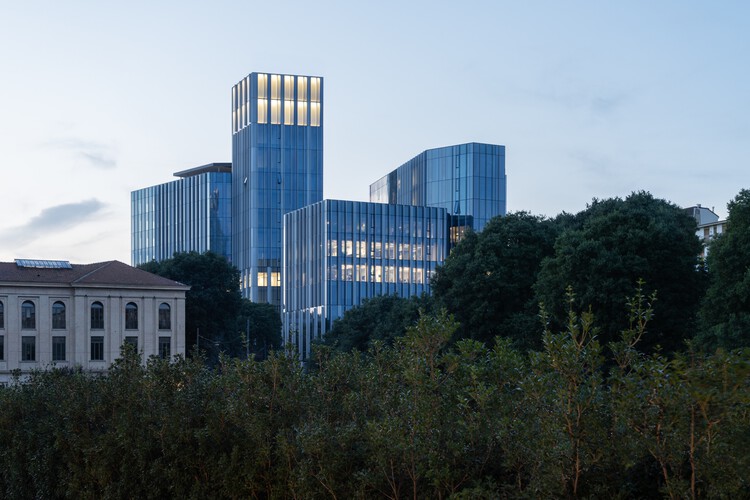 Офисное здание Pharo / Park Associati - Экстерьерная фотография, Окна, Городской пейзаж