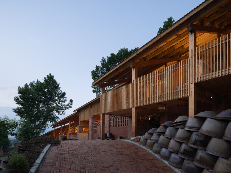 Doumu Dragon Kiln и ICH Lounge в Qianshan, Anhui / Greyspace Architects - экстерьерная фотография, луч