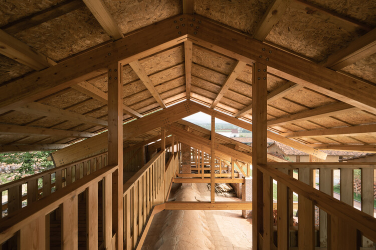 Doumu Dragon Kiln и ICH Lounge в Qianshan, Anhui / Greyspace Architects - внутренняя фотография, балка, перила, палуба