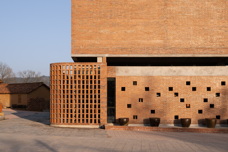Doumu Dragon Kiln и ICH Lounge в Qianshan, Anhui / Greyspace Architects - Наружная фотография, кирпич, фасад, окна