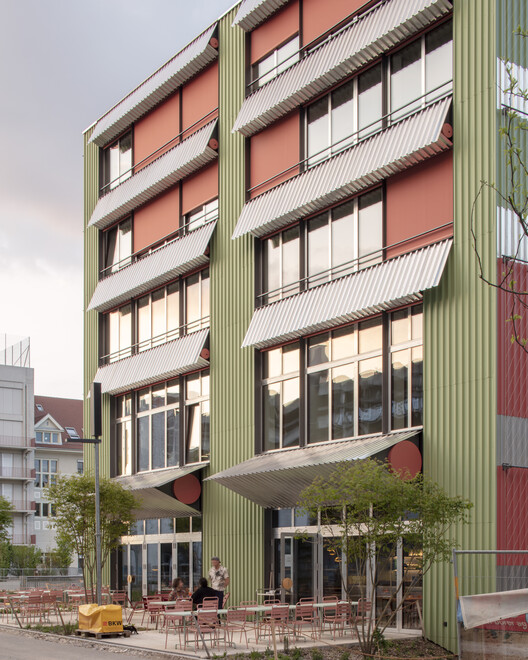 Преобразование винного погреба в жилье / Esch Sintzel Architekten - Наружная фотография, окна, фасад