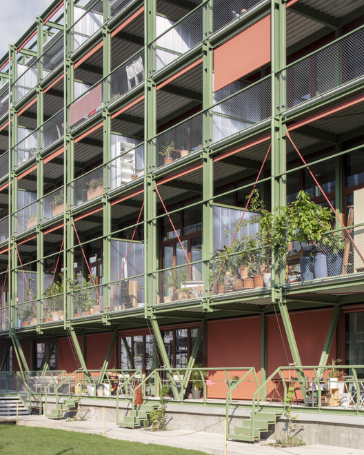 Преобразование винного погреба в жилье / Esch Sintzel Architekten - Интерьерная фотография, окна, фасад