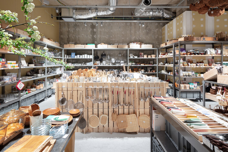 СПЕЦИАЛЬНЫЙ СЕГОДНЯ Магазин Ebisu / Schemata Architects + Jo Nagasaka - Интерьерная фотография, Кухня, Стеллажи