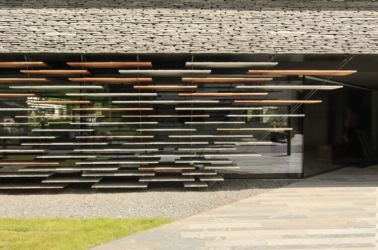 Изучение Haus Balma от Kengo Kuma Architects в Вальсе, Швейцария, через объектив Пола Клеменса — изображение 3 из 27
