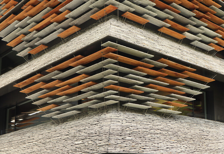 Изучение Haus Balma от Kengo Kuma Architects в Вальсе, Швейцария, через объектив Пола Клеменса — изображение 15 из 27