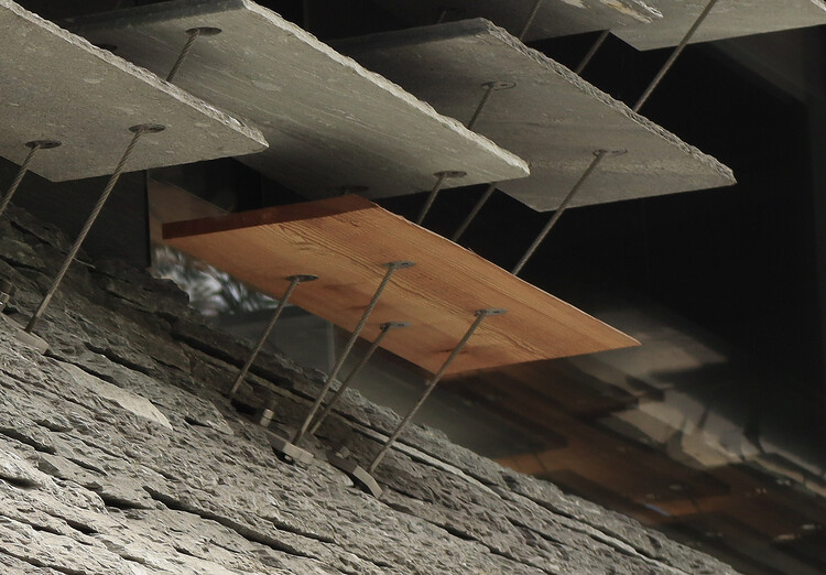Изучение Haus Balma от Kengo Kuma Architects в Вальсе, Швейцария, через объектив Пола Клеменса — изображение 6 из 27